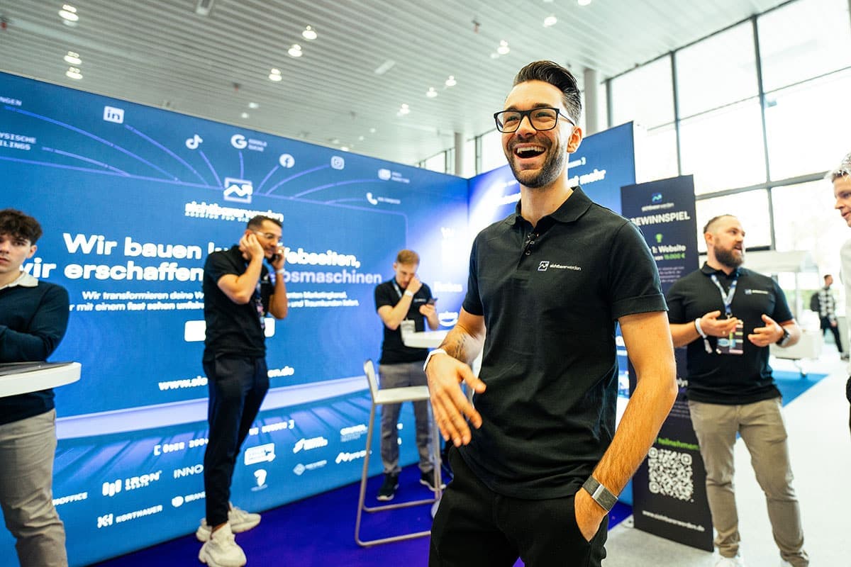 Thomas Gal at the SichtbarerWerden booth at a trade fair